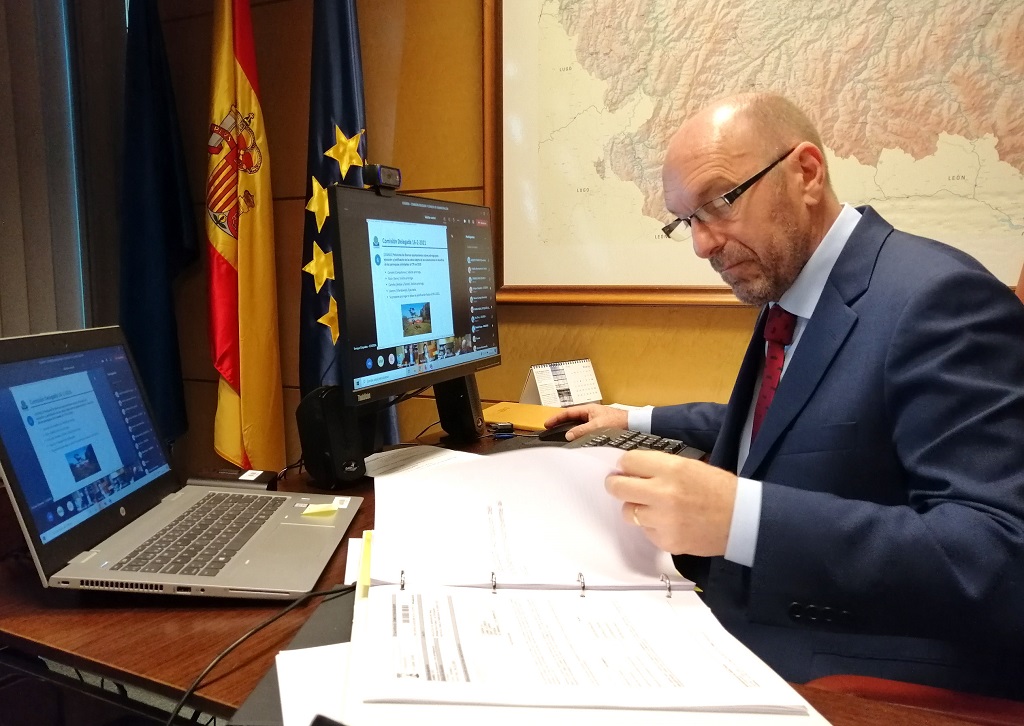 El vicepresidente y consejero de Administración Autonómica, Medio Ambiente y Cambio Climático, Juan Cofiño, ha presidido hoy la reunión telemática de la comisión delegada y del consejo de administración de la entidad, a la que también han asistido, entre otros, la viceconsejera de Medio Ambiente, Nieves Roqueñí, y la gerente del consorcio, Paz Orviz.
