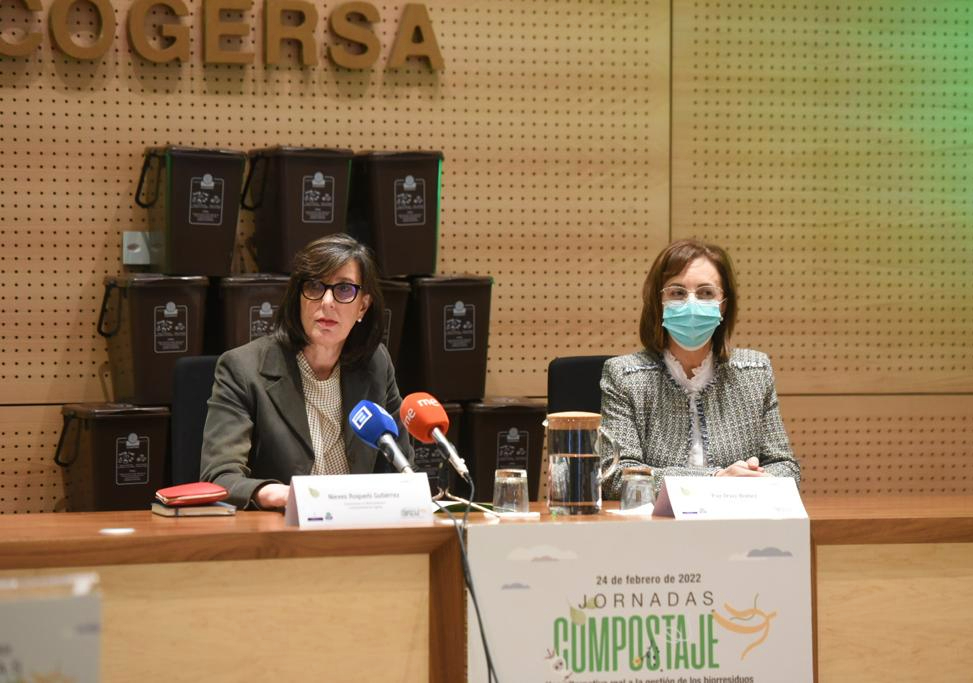 de izquierda a derecha, la viceconsejera de Medio Ambiente y Cambio Climático, Nieves Roqueñí, y la gerente de Cogersa, Paz Orviz.